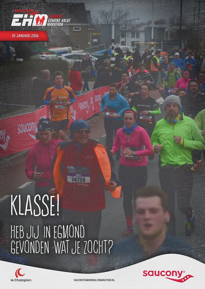 De finish van de Egmond Halve Marathon 2016 in zicht. 