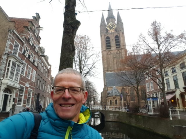 Op de Oude Delft nabij de Oude Kerk in Delft voor interview over De meiden van Vermeer achterna met AD